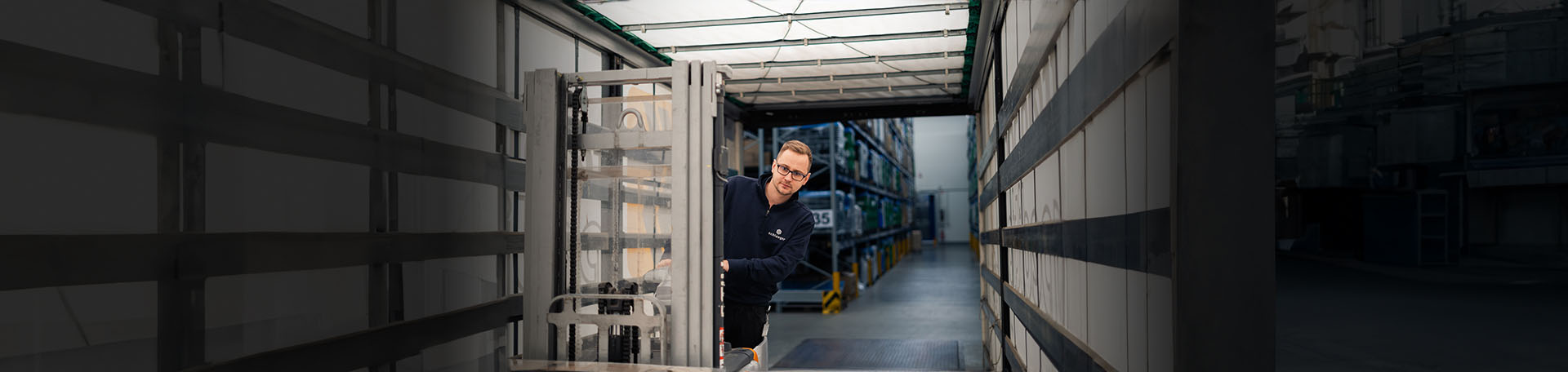 Ein- und Auslagerungen von Waren mit Gabelstapler und Ameise sind in der Logistik Teil des Tagesgeschäfts