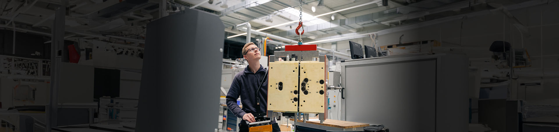 Teil der Arbeit unserer Verfahrensmechaniker ist das Bewegen und Einbauen von Spritzgießwerkzeugen in die Produktionsanlagen.