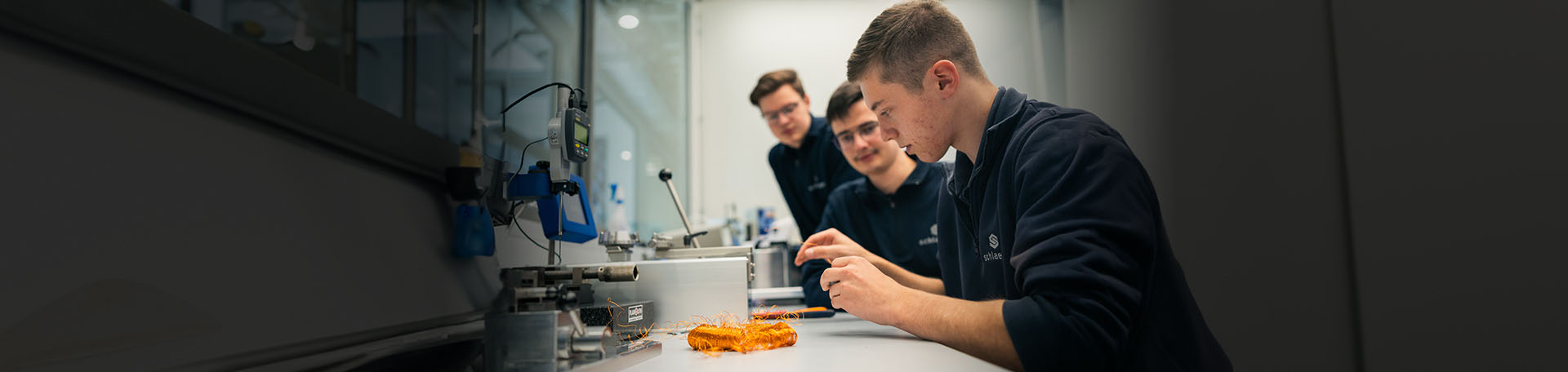 Auch die selbstständige und regelmäßige Qualitätskontrolle produzierter Teile wird in der Ausbildung erlernt