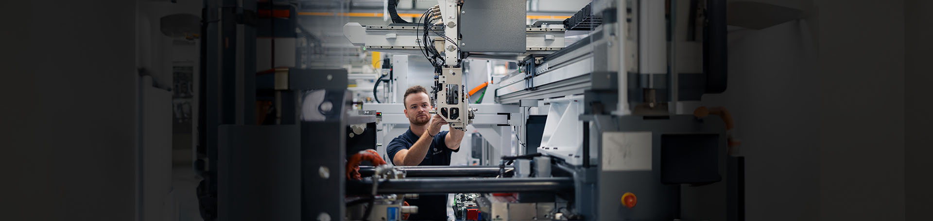 Beim Einstellen und Warten von Spritzgießmaschinen ist handwerkliches Geschick gefragt.