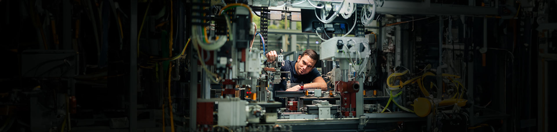 Komplexe Anlagentechnik in vollautomatisierten mechatronischen Anlagen.