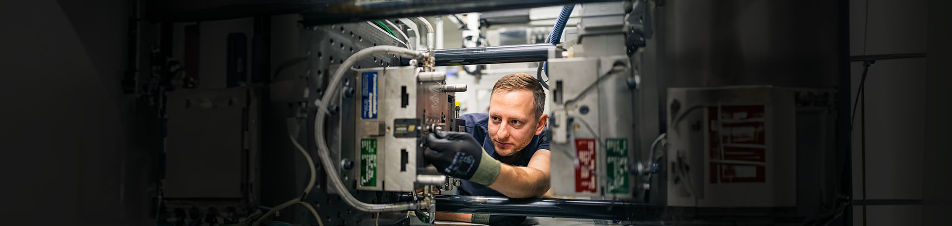 Präzise Einstellungen der Produktionsanlagen für die Herstellung von Kunststoffprodukten sind sehr wichtig für die Arbeit eines Verfahrensmechanikers bei schlaeger.